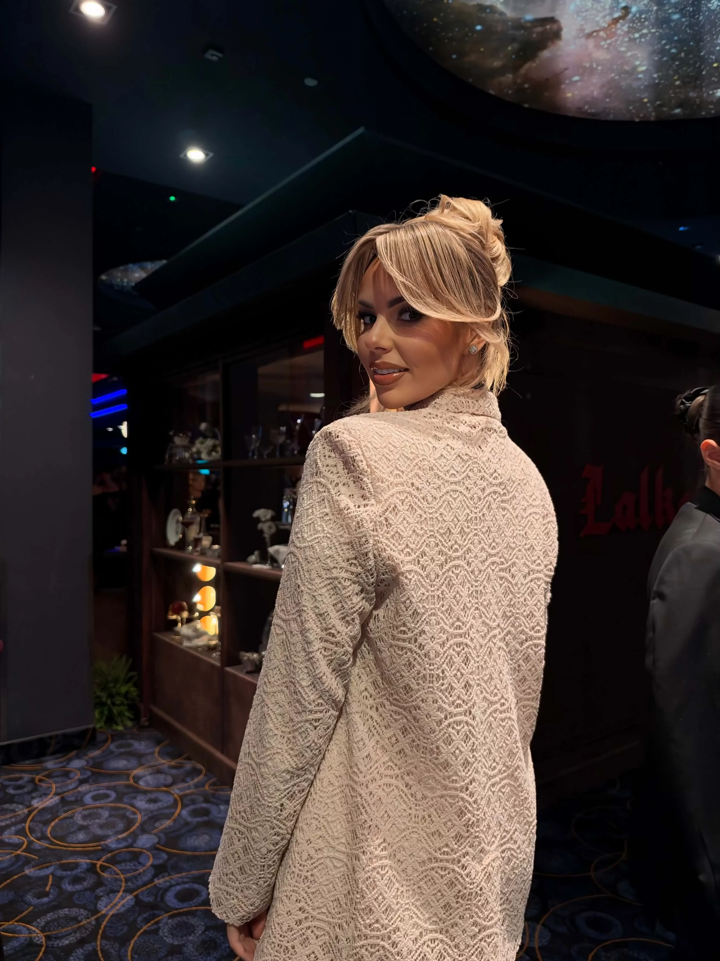 Obłędnie wyglądała na premierze „Lalki"! Gwiazda disco polo Paula Karpowicz z Topky pokazała talię w ażurowym żakiecie