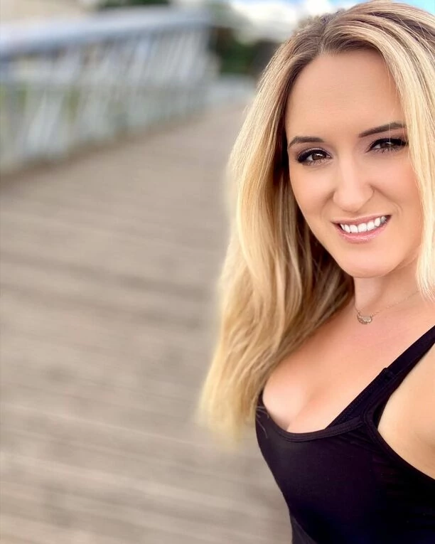 Zjawiskowo piękna wokalistka disco polo kusi zdjęciami! Uwagę skupia ogromny dekolt odsłaniający biust! 