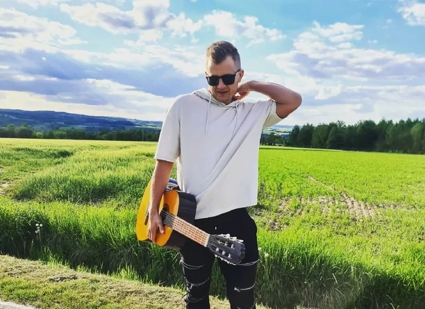 Dawid Narożny tylko nam zdradził tytuł swojej najnowszej produkcji disco polo! Tym przebojem przebije konkurencje?! 