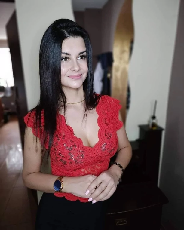 Śliczna wokalistka disco polo kusi skąpym bikini w luksusowym hotelu! To najlepsze ciało w disco polo?! 