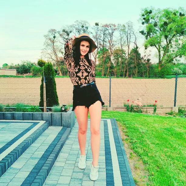 Śliczna wokalistka disco polo kusi skąpym bikini w luksusowym hotelu! To najlepsze ciało w disco polo?! 