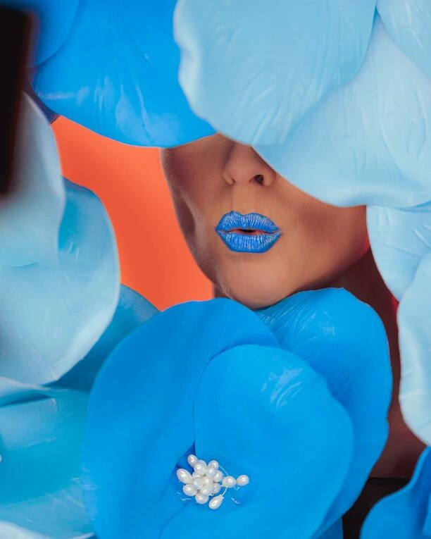 Zobacz, jak gwiazda disco polo zaskakuje! Emila Sanecka jako niebieski kwiatek i z głębokim dekoltem! Rozgrzewa internet swoją najnowszą sesją!