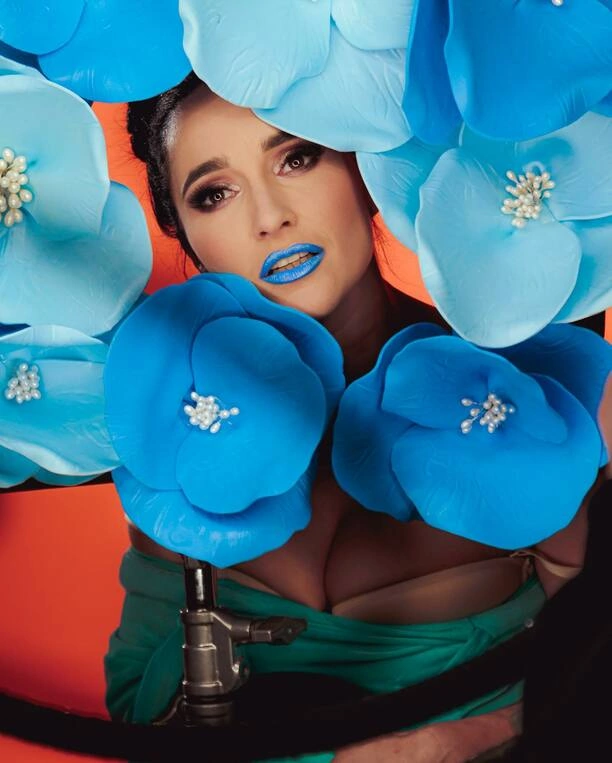 Zobacz, jak gwiazda disco polo zaskakuje! Emila Sanecka jako niebieski kwiatek i z głębokim dekoltem! Rozgrzewa internet swoją najnowszą sesją!