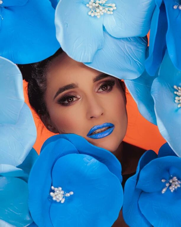 Zobacz, jak gwiazda disco polo zaskakuje! Emila Sanecka jako niebieski kwiatek i z głębokim dekoltem! Rozgrzewa internet swoją najnowszą sesją!