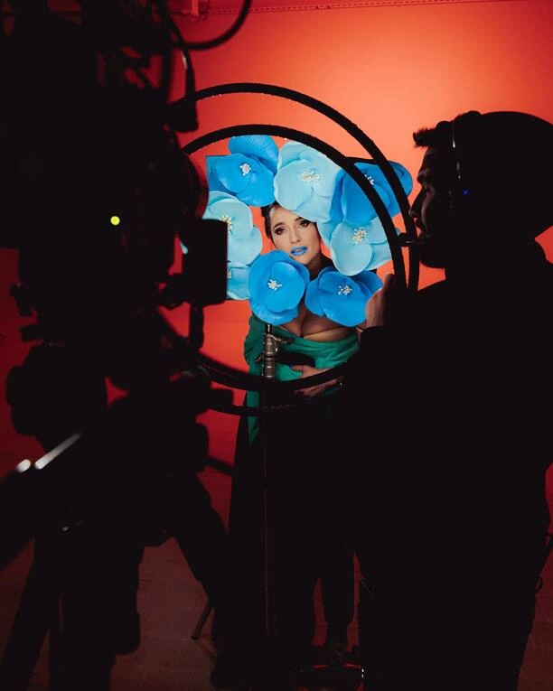 Zobacz, jak gwiazda disco polo zaskakuje! Emila Sanecka jako niebieski kwiatek i z głębokim dekoltem! Rozgrzewa internet swoją najnowszą sesją!