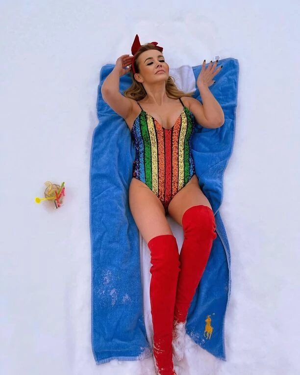 Monika Chwajoł prawie nago w śniegu?! Spontaniczne zachowanie gwiazdy disco polo oczarowało tysiące Polaków!
