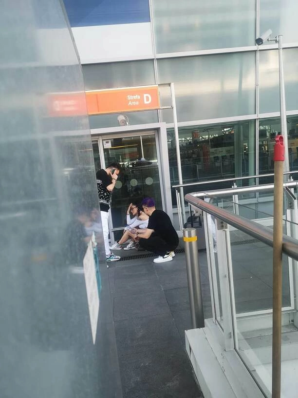 Z ostatniej chwili! Wokalistka disco polo Roxaok zasłabła na lotnisku - Zespół Menelaos w akcji ratunkowej!