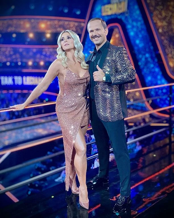 Kajra prawdziwą królową stylu?! Żona Sławomira zaskoczyła ogromnym dekoltem! Ta stylizacja to HIT?! 