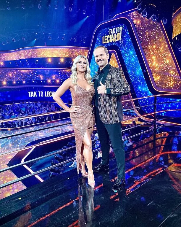 Kajra prawdziwą królową stylu?! Żona Sławomira zaskoczyła ogromnym dekoltem! Ta stylizacja to HIT?! 