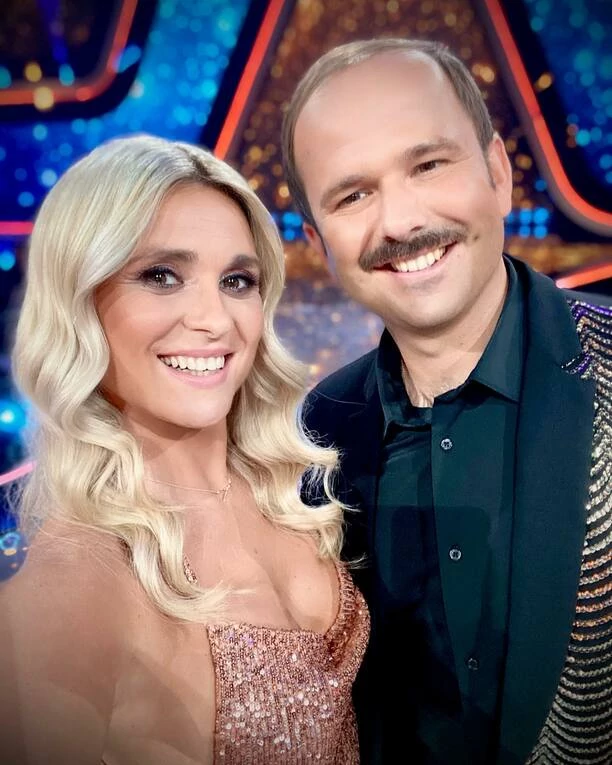 Kajra prawdziwą królową stylu?! Żona Sławomira zaskoczyła ogromnym dekoltem! Ta stylizacja to HIT?! 