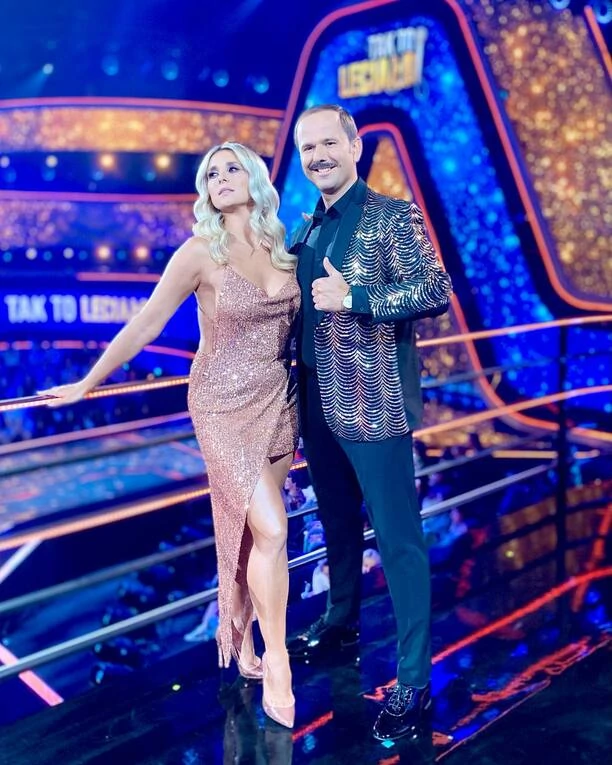 Kajra prawdziwą królową stylu?! Żona Sławomira zaskoczyła ogromnym dekoltem! Ta stylizacja to HIT?! 