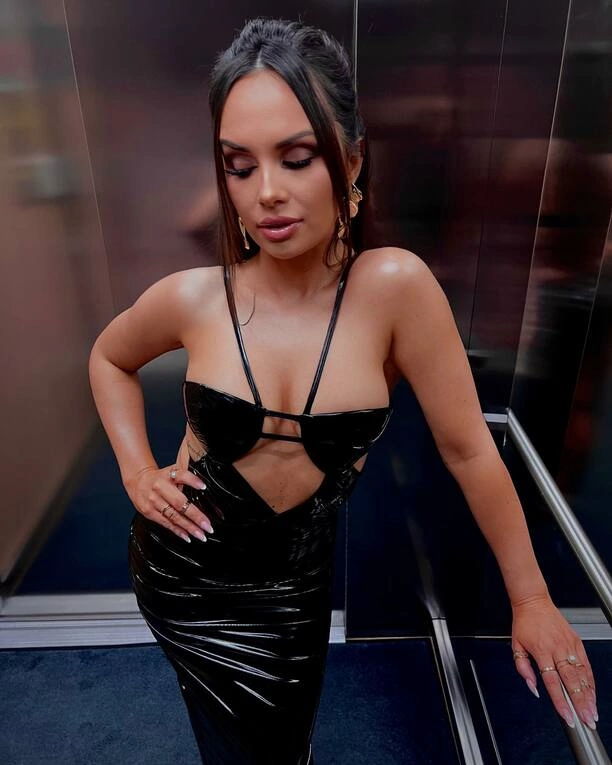 Zobacz! Gwiazda disco polo w zjawiskowej sukience! Głęboki dekolt i odkryte ramiona zawrócą Ci w głowie!