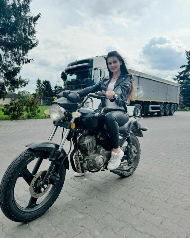 Przesiada się na motocykl?! Nowy rozdział w karierze gwiazdy disco polo Iness!