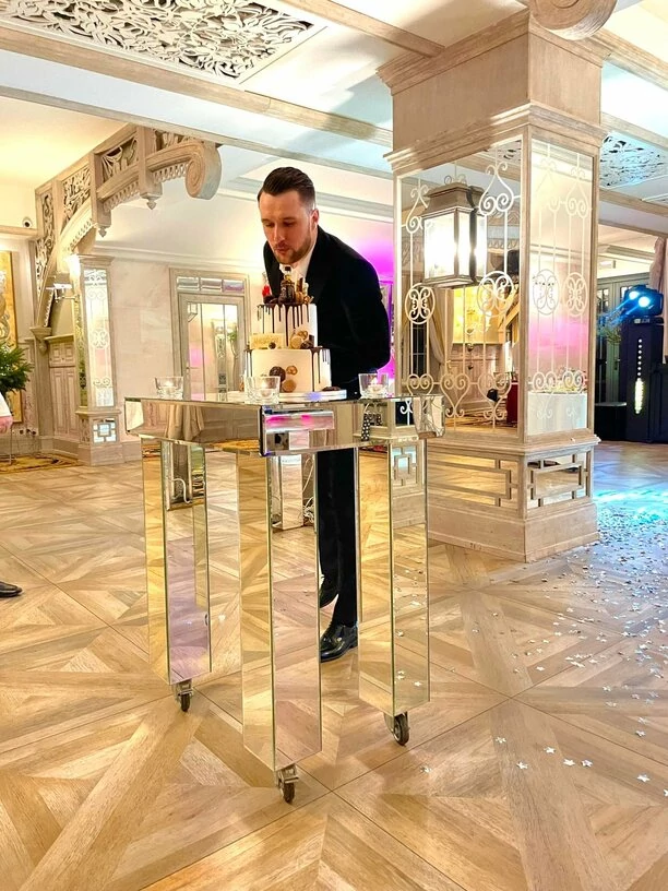 Co za impreza! Śmietanka gwiazd na hucznych urodzinach gwiazdora disco polo! Karol Zawrotniak Defis skończył 30 lat! [Zdjęcia]