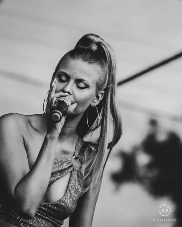 Zjawiskowa wokalistka disco polo zachwyca cudownym ciałem i głębokim dekoltem! Zobaczcie zdjęcia!