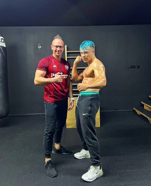 Robi wrażenie! Skolim pokazał ogromne mięśnie! To najbardziej wysportowany wokalista w branży? 