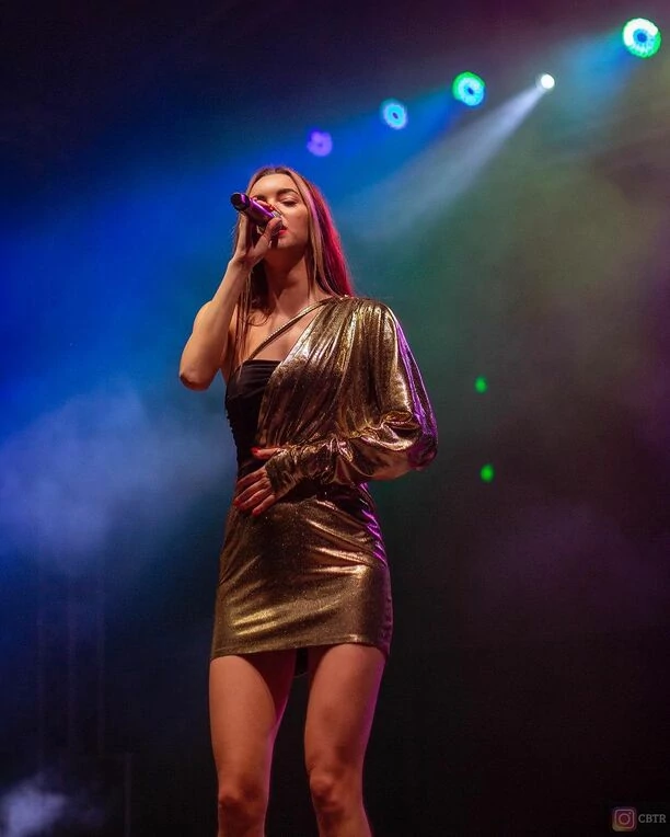 Angelika Żmijewska - Top Girls zachwyca obcisłą mini! Zgrabne nogi gwiazdy disco polo stały się hitem internetu! 