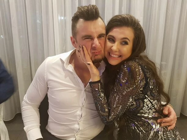 Marek Biedrzycki Effect pozuje z piękną żoną! Urocze zdjęcie gwiazdora disco polo zapiera dech w piersiach!
