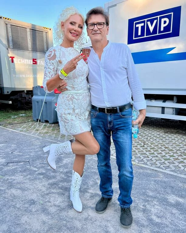 Elwira Mejk w błyszczącym kombinezonie pozowała z największymi gwiazdami muzyki tanecznej! Wokalistka wspomina stare czasy i świętuje 30-lecie disco polo!