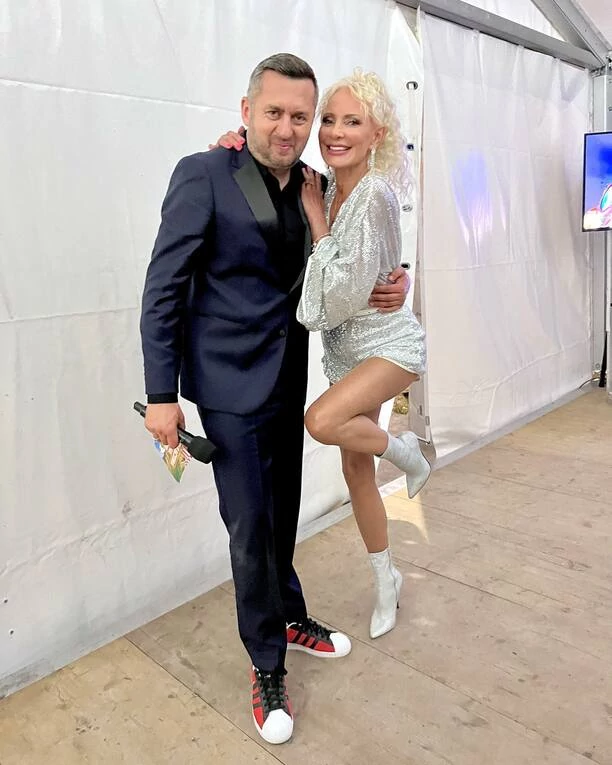 Elwira Mejk w błyszczącym kombinezonie pozowała z największymi gwiazdami muzyki tanecznej! Wokalistka wspomina stare czasy i świętuje 30-lecie disco polo!