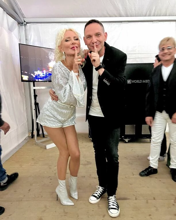 Elwira Mejk w błyszczącym kombinezonie pozowała z największymi gwiazdami muzyki tanecznej! Wokalistka wspomina stare czasy i świętuje 30-lecie disco polo!