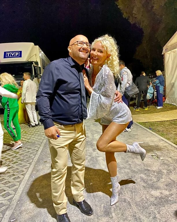 Elwira Mejk w błyszczącym kombinezonie pozowała z największymi gwiazdami muzyki tanecznej! Wokalistka wspomina stare czasy i świętuje 30-lecie disco polo!