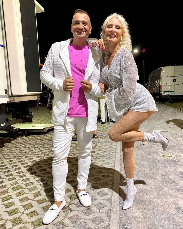 Elwira Mejk w błyszczącym kombinezonie pozowała z największymi gwiazdami muzyki tanecznej! Wokalistka wspomina stare czasy i świętuje 30-lecie disco polo!