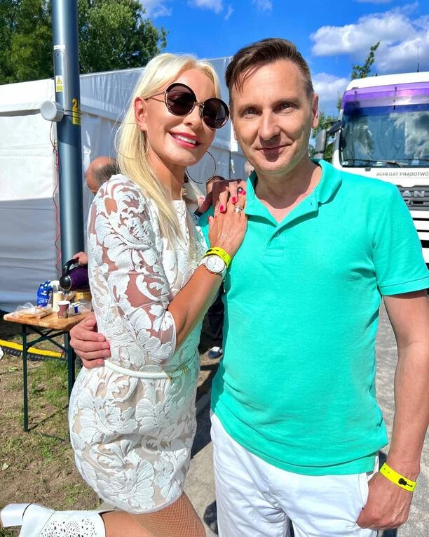 Elwira Mejk w błyszczącym kombinezonie pozowała z największymi gwiazdami muzyki tanecznej! Wokalistka wspomina stare czasy i świętuje 30-lecie disco polo!