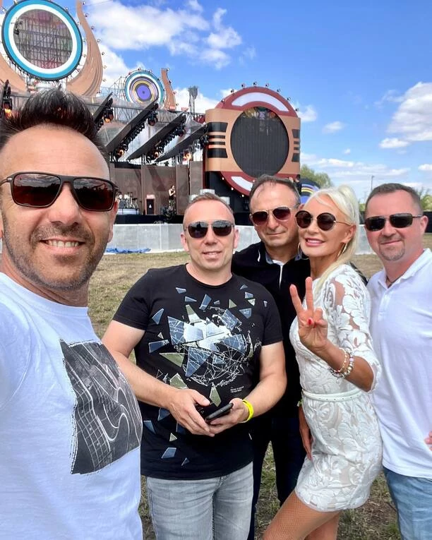 Elwira Mejk w błyszczącym kombinezonie pozowała z największymi gwiazdami muzyki tanecznej! Wokalistka wspomina stare czasy i świętuje 30-lecie disco polo!