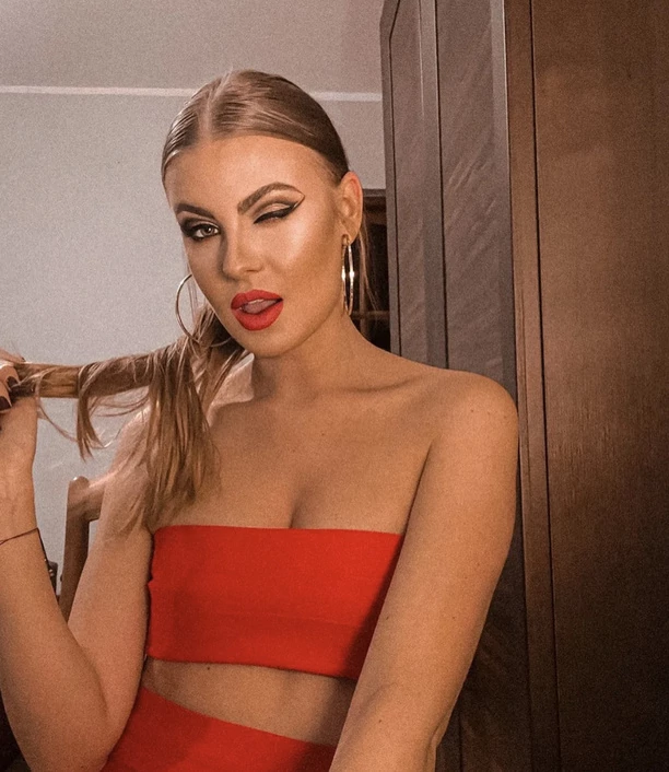 Widać jej biust! W sieci zawrzało?! Popularna wokalistka disco polo pokazała się w skąpej sukience!