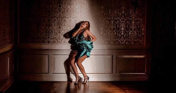 Widać jej biust! W sieci zawrzało?! Popularna wokalistka disco polo pokazała się w skąpej sukience!