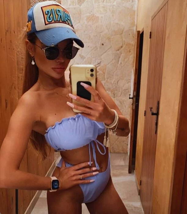 Prześliczna wokalistka disco polo pozuje w ponętnym bikini! W sieci już dawno nie było tak gorąco!