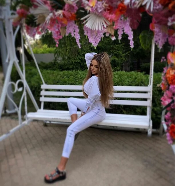 Prześliczna wokalistka disco polo pozuje w ponętnym bikini! W sieci już dawno nie było tak gorąco!