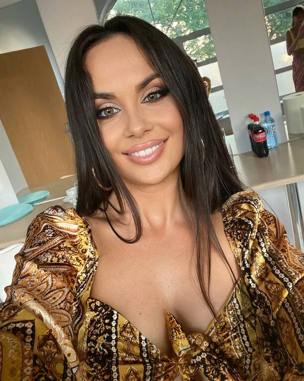 Jest najpiękniejszą wokalistką disco polo?! Milena Grzywacz z zespołu Szpilki kusi fanów ponętnym biustem! Co za figura Fani „Piękność i natura„