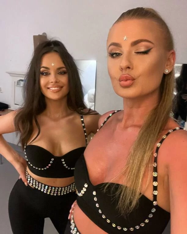 Jest najpiękniejszą wokalistką disco polo?! Milena Grzywacz z zespołu Szpilki kusi fanów ponętnym biustem! Co za figura Fani „Piękność i natura„