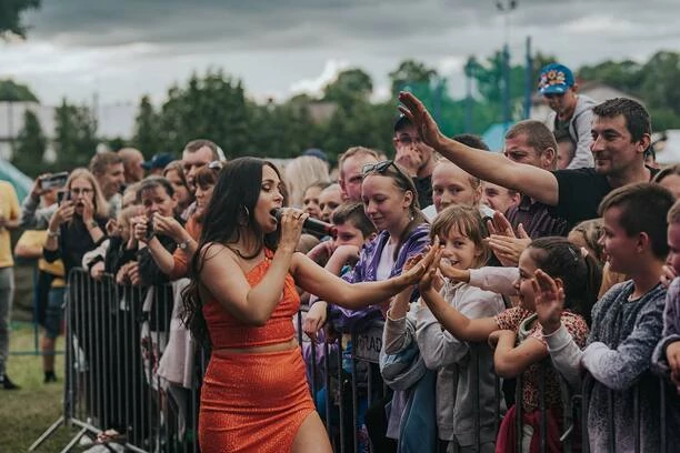 Jest najpiękniejszą wokalistką disco polo?! Milena Grzywacz z zespołu Szpilki kusi fanów ponętnym biustem! Co za figura Fani „Piękność i natura„