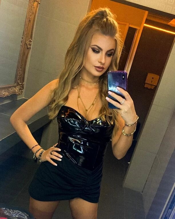 Prześliczna wokalistka disco polo błyszczy jak diament! Fani nie mogą od niej oderwać wzroku od Marleny - Szpilki! To najpiękniejsza kobieta?!