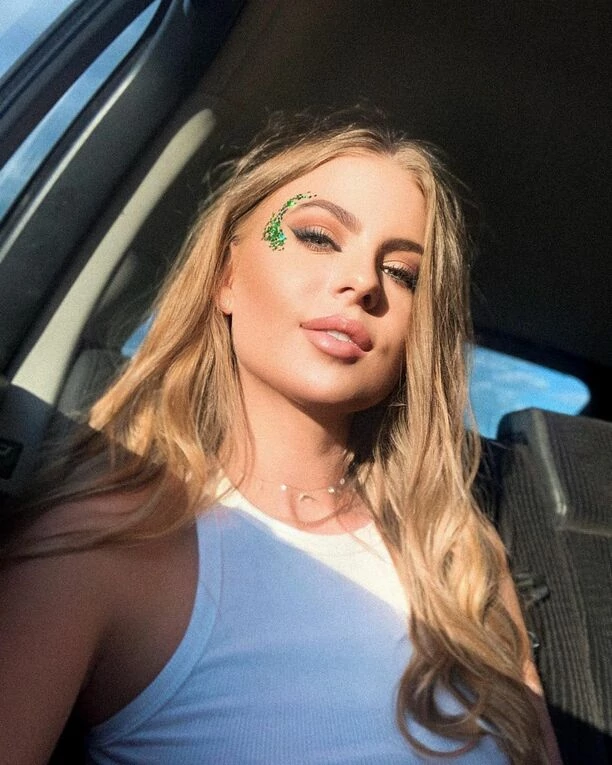 Prześliczna wokalistka disco polo błyszczy jak diament! Fani nie mogą od niej oderwać wzroku od Marleny - Szpilki! To najpiękniejsza kobieta?!