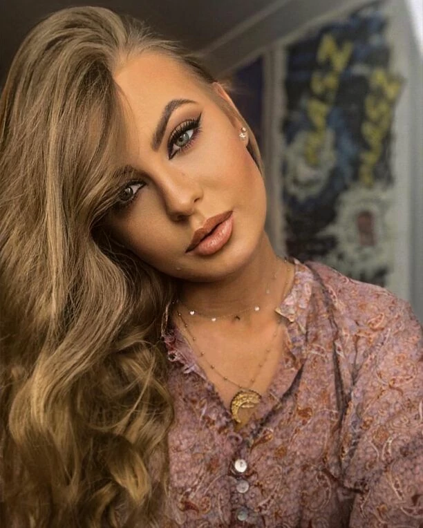 Prześliczna wokalistka disco polo błyszczy jak diament! Fani nie mogą od niej oderwać wzroku od Marleny - Szpilki! To najpiękniejsza kobieta?!