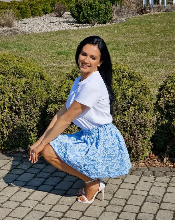 Gwiazda disco polo wygląda jak bogini! Krótka mini i biała bluzka robią furorę w świecie disco polo