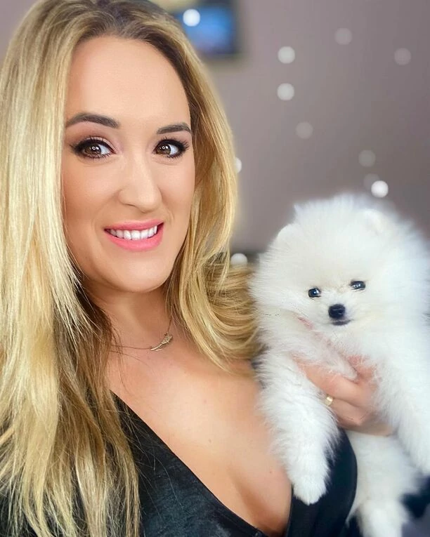 MEGA Gorące zdjęcie ślicznej wokalistki disco polo podbija sieć! Z jej ramienia zsunęło się ramiączko!