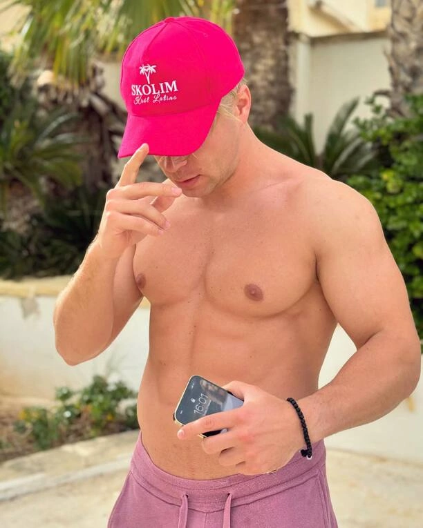 Skolim kusi gołą klatą?! Tak pozdrawia z Malty! Fanka „to  dar od Boga płonę Skolim potrzebna straż „