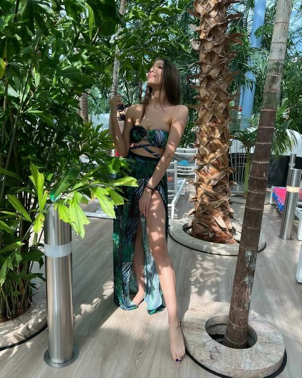 Co za ciało! Agnieszka Chrzanowska w bikini! Zobacz, jak gwiazda disco polo błyszczy na basenie!