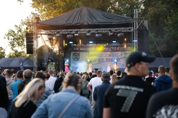 Top Girls Podbijają Scenę Disco Polo! Zobacz Relację z Koncertu w Obrażejowicach
