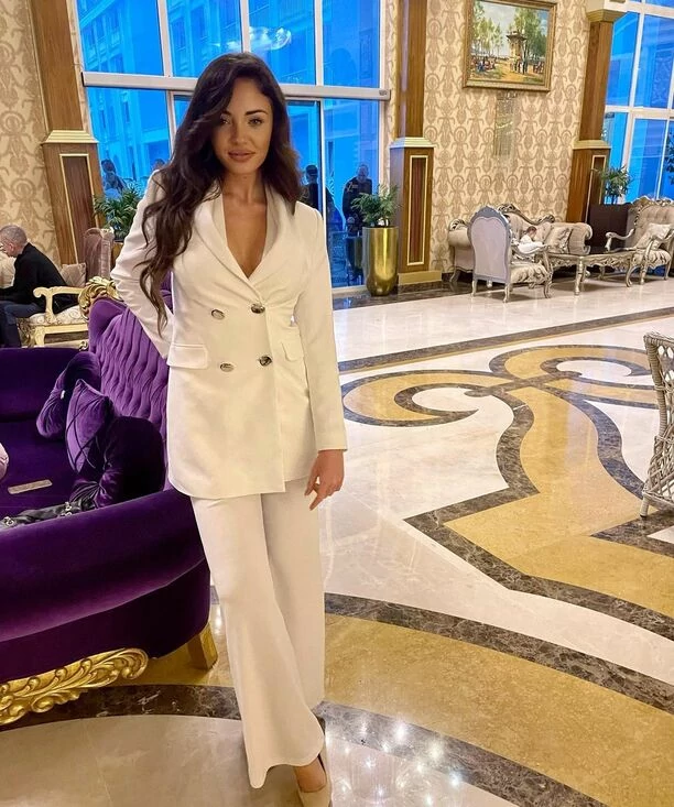 Zjawiskowo piękna wokalistka disco polo odważnie pokazała swoje wdzięki! Zmysłowe kadry rozpalają zmysły fanów!