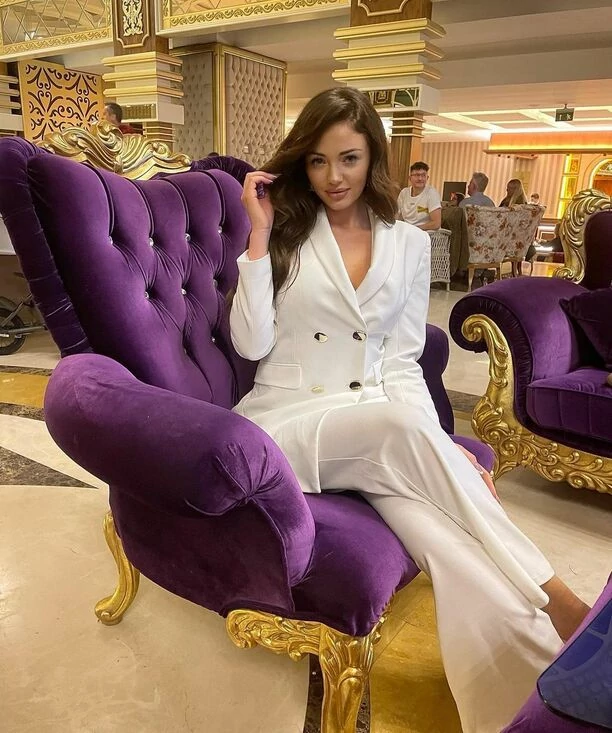 Zjawiskowo piękna wokalistka disco polo odważnie pokazała swoje wdzięki! Zmysłowe kadry rozpalają zmysły fanów!