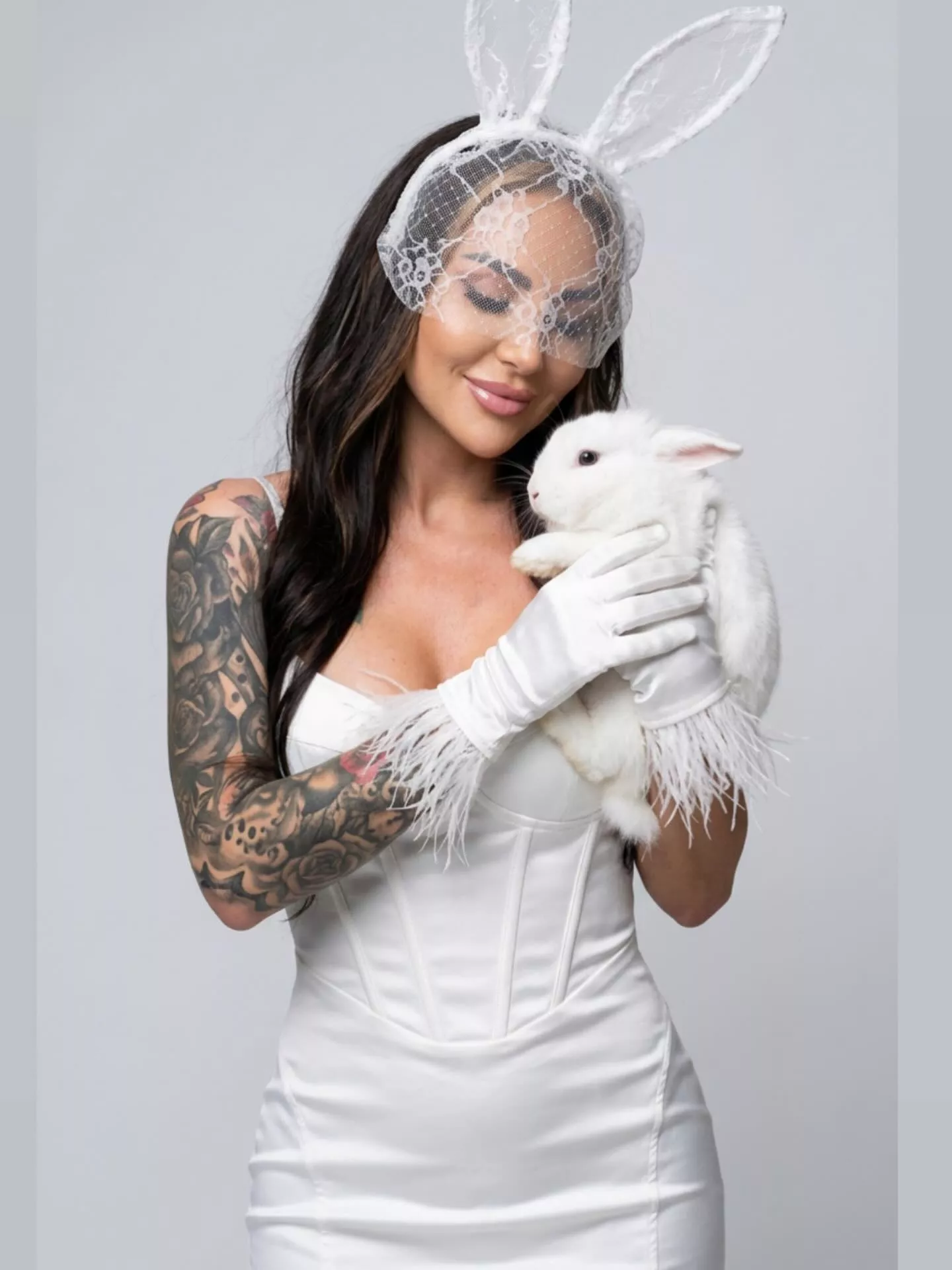 Klaudia Zielińska w odważnej stylizacji na Wielkanoc. Zdjęcie z królikiem przyciąga spojrzenia