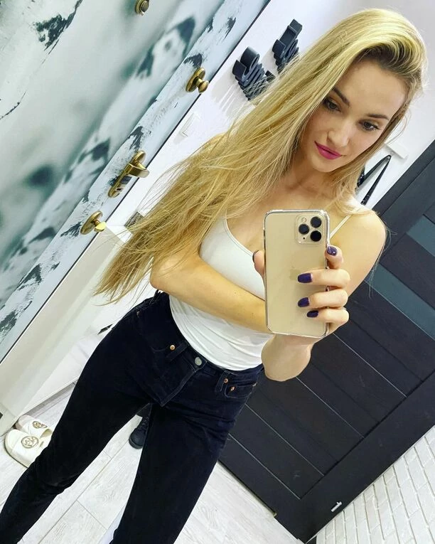 Zjawiskowo piękna wokalistka disco polo zachwyca olbrzymim dekoltem! Gwiazda lada moment otwiera własną szkołę! 