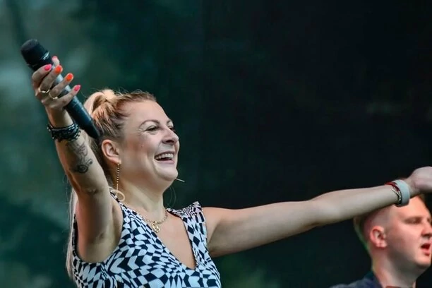 BARDZO krótka spódniczka Magdy Narożnej! Gwiazda Pięknych i Młodych to najlepiej ubrana wokalistka w disco polo?