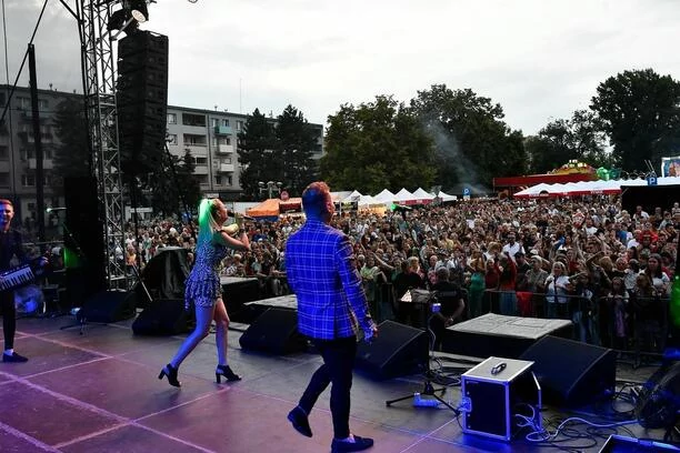 BARDZO krótka spódniczka Magdy Narożnej! Gwiazda Pięknych i Młodych to najlepiej ubrana wokalistka w disco polo?